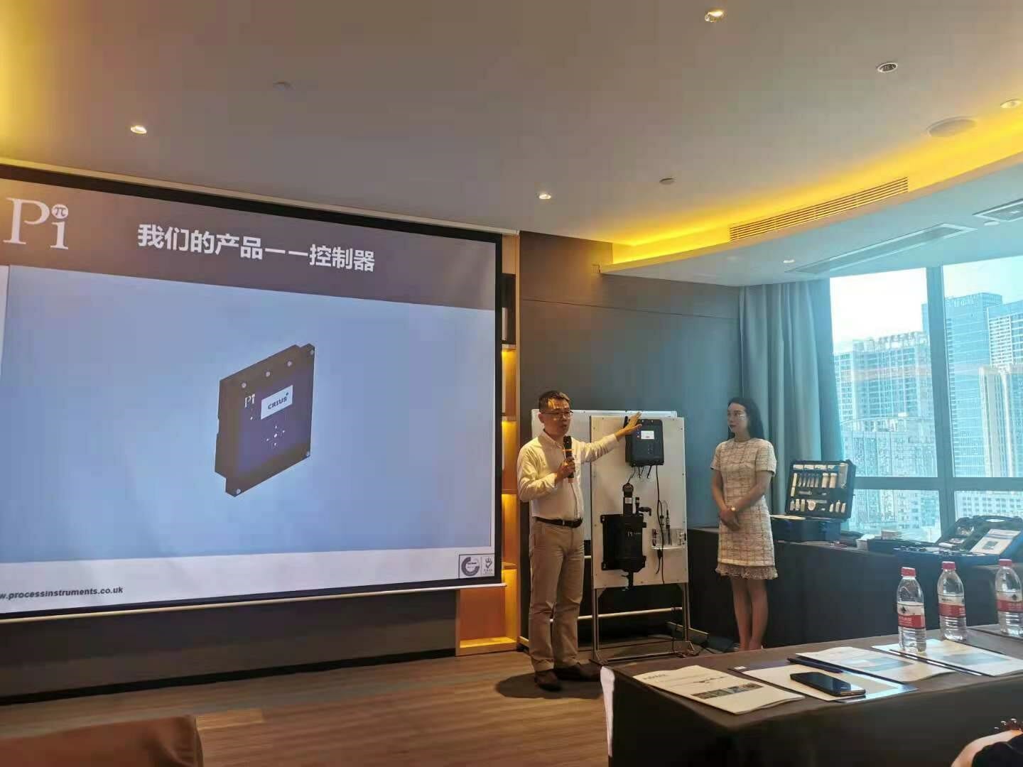 Chen Jiang and Fan Shuxing introducing Pi's products